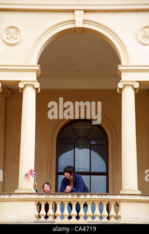 Île de Wight, Hampshire, Royaume-Uni dimanche 3 juin 2012. Célébrations du jubilé à Osborne House. Jeune garçon agitant le drapeau Union Jack sur le balcon attendant que la reine Victoria apparaisse Banque D'Images