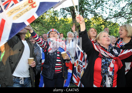 St James's Park, London, UK. 4 juin 2012. La foule go wild, qui voient l'un des "grands écrans" indiquant les concert du jubilé de diamant de la Reine. Banque D'Images