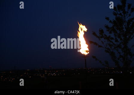 Un phare brûle à Chadderton Heights, Oldham pour célébrer Sa Majesté la Reine Jubilé de diamant le lundi 4 juin 2012. Un réseau de plus de 4 000 balises ont été éclairées par les communautés et d'autres à travers le Royaume-Uni, les îles Anglo-Normandes et l'île de Man, ainsi que le Commonwealth et UK Overseas Banque D'Images