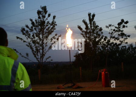 Un phare brûle à Chadderton Heights, Oldham pour célébrer Sa Majesté la Reine Jubilé de diamant le lundi 4 juin 2012. Un réseau de plus de 4 000 balises ont été éclairées par les communautés et d'autres à travers le Royaume-Uni, les îles Anglo-Normandes et l'île de Man, ainsi que le Commonwealth et UK Overseas Banque D'Images