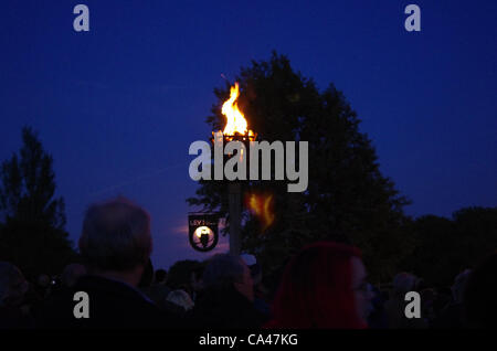 04/06/12. Ley Hill, près de Chesham, Buckinghamshire, Royaume-Uni. Il y avait un incroyable lune dorée comme toile de fond pour la balise et d'artifice sur Ley Hill commun. Ici la lune brille à travers l'emblème de Ley Hill village, le hibou. Des centaines de personnes se sont réunis pour regarder l'éclairage de la balise. Banque D'Images