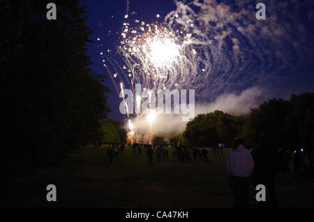 04/06/12. Ley Hill, près de Chesham, Buckinghamshire, Royaume-Uni. Feu d'artifice jusqu'Ley Hill Common.C'était pour célébrer le Jubilé de diamant de la Reine, et puis l'éclairage de la balise aussi sur Ley Hill commun. Des centaines de personnes se sont réunies pour regarder de la pub de la Couronne, et aussi sur Ley Hill commun. Banque D'Images