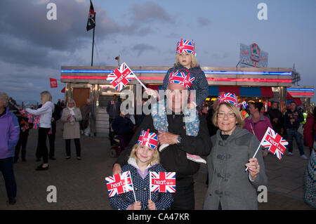 Lundi 4 juin 2012 Great Yarmouth, Norfolk UK.. Grand parents profitant de la bande 'live' de choc après Lowestoft avec petits-enfants, la tenue de drapeaux et portant des couronnes. Célébrer le Jubilé de diamant de la Reine sur front de Great Yarmouth, UK Banque D'Images