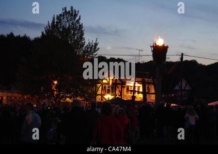 04/06/12. Ley Hill, près de Chesham, Buckinghamshire, Royaume-Uni. Les foules se rassemblent autour de la balise, par le Crown pub, village de Ley Hill, près de Chesham, Buckinghamshire, pour célébrer le Jubilé de diamant de la Reine. Ceci fait suite à une journée de célébrations sur Ley Hill commun où un jubilé fayre a eu lieu. Banque D'Images