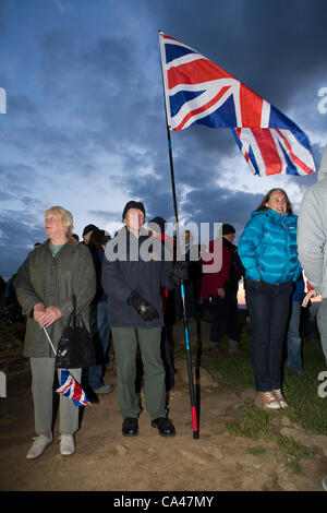 Lundi 4 mai 2012. Otley Chevin, près de Leeds UK. Pour l'éclairage de la cérémonie de la reine Elizabeth la seconde balise du Jubilé de diamant Banque D'Images