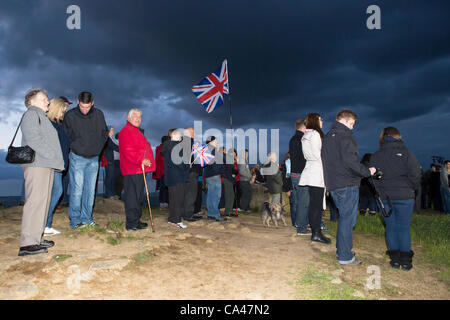 Lundi 4 mai 2012. Otley Chevin, près de Leeds UK. Pour l'éclairage de la cérémonie de la reine Elizabeth la seconde balise du Jubilé de diamant Banque D'Images