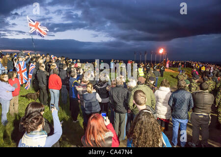 Lundi 4 mai 2012. Otley Chevin, près de Leeds UK. Pour l'éclairage de la cérémonie de la reine Elizabeth la seconde balise du Jubilé de diamant Banque D'Images