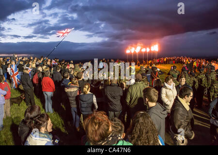 Lundi 4 mai 2012. Otley Chevin, près de Leeds UK. Pour l'éclairage de la cérémonie de la reine Elizabeth la seconde balise du Jubilé de diamant Banque D'Images