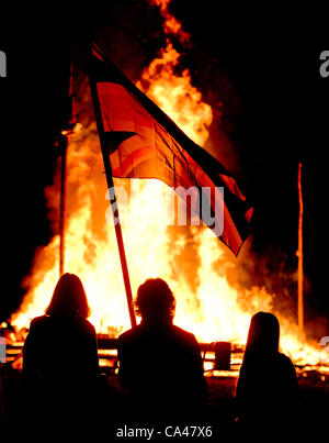 04/05/2012. Balise du Jubilé : les villageois de East Hoathly près de Lewes dans le Sussex de l'Est ont défilé à leur sculpture feu de Britannia ce soir. La balise 40ft faisait partie de la célébration du Jubilé de diamant de la Reine d'éclairage gyrophares à travers le Royaume-Uni. Banque D'Images