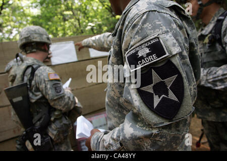 22 mai 2012, Paju corée du sud-- des soldats américains stationnés en Corée du Sud participent à un domaine d'experts, à Paju Qualification Badge médical près de la zone démilitarisée séparant les deux Corée, au nord de Séoul. Banque D'Images