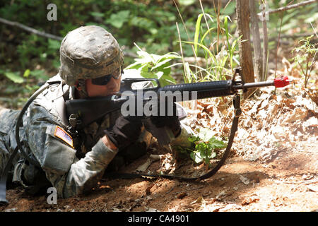 22 mai 2012, Paju corée du sud-- des soldats américains stationnés en Corée du Sud participent à un domaine d'experts, à Paju Qualification Badge médical près de la zone démilitarisée séparant les deux Corée, au nord de Séoul. Banque D'Images