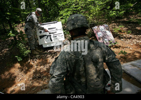 22 mai 2012, Paju corée du sud-- des soldats américains stationnés en Corée du Sud participent à un domaine d'experts, à Paju Qualification Badge médical près de la zone démilitarisée séparant les deux Corée, au nord de Séoul. Banque D'Images