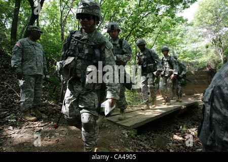 22 mai 2012, Paju corée du sud-- des soldats américains stationnés en Corée du Sud participent à un domaine d'experts, à Paju Qualification Badge médical près de la zone démilitarisée séparant les deux Corée, au nord de Séoul. Banque D'Images