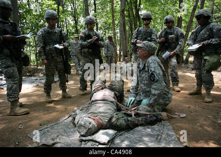 22 mai 2012, Paju corée du sud-- des soldats américains stationnés en Corée du Sud participent à un domaine d'experts, à Paju Qualification Badge médical près de la zone démilitarisée séparant les deux Corée, au nord de Séoul. Banque D'Images