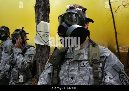 22 mai 2012, Paju corée du sud-- des soldats américains stationnés en Corée du Sud participent à un domaine d'experts, à Paju Qualification Badge médical près de la zone démilitarisée séparant les deux Corée, au nord de Séoul. Banque D'Images