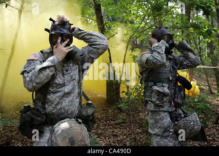 22 mai 2012, Paju corée du sud-- des soldats américains stationnés en Corée du Sud participent à un domaine d'experts, à Paju Qualification Badge médical près de la zone démilitarisée séparant les deux Corée, au nord de Séoul. Banque D'Images