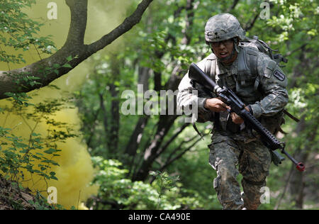 22 mai 2012, Paju corée du sud-- des soldats américains stationnés en Corée du Sud participent à un domaine d'experts, à Paju Qualification Badge médical près de la zone démilitarisée séparant les deux Corée, au nord de Séoul. Banque D'Images