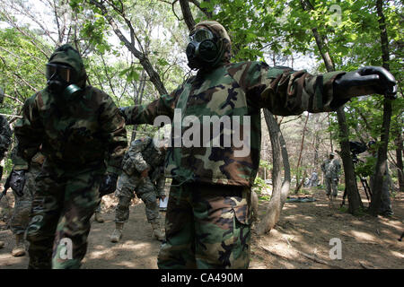 22 mai 2012, Paju corée du sud-- des soldats américains stationnés en Corée du Sud participent à un domaine d'experts, à Paju Qualification Badge médical près de la zone démilitarisée séparant les deux Corée, au nord de Séoul. Banque D'Images