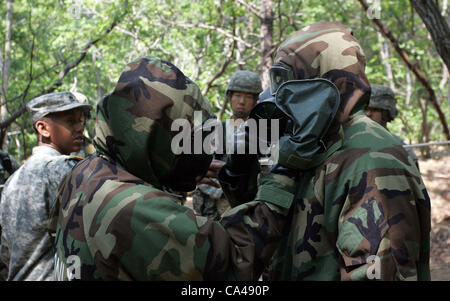 22 mai 2012, Paju corée du sud-- des soldats américains stationnés en Corée du Sud participent à un domaine d'experts, à Paju Qualification Badge médical près de la zone démilitarisée séparant les deux Corée, au nord de Séoul. Banque D'Images