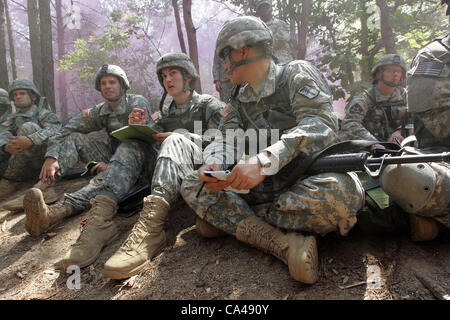 22 mai 2012, Paju corée du sud-- des soldats américains stationnés en Corée du Sud participent à un domaine d'experts, à Paju Qualification Badge médical près de la zone démilitarisée séparant les deux Corée, au nord de Séoul. Banque D'Images