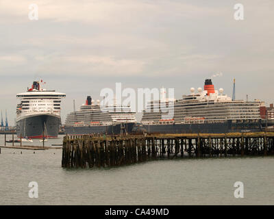 Les trois 'Queens' Queen Mary 2, Queen Victoria et Queen Elizabeth de la compagnie de croisière Cunard, répondre à Southampton UK tôt le matin, 5 juin 2012 pour Sa Majesté la Reine Elizabeth II Diamond Jubilee Banque D'Images