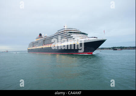 Southampton, UK. Les trois navires de croisière Cunard Queen Elizabeth, Queen Victoria et Queen Mary 2 Arriver à Southampton docks à l'aube pour les célébrations du jubilé de diamant sur le 5e juin 2012. La reine Elizabeth Crédit : Stefan Venter / Alamy Live News Banque D'Images