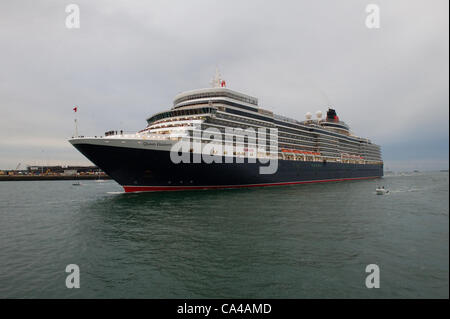 Southampton, UK. Les trois navires de croisière Cunard Queen Elizabeth, Queen Victoria et Queen Mary 2 Arriver à Southampton docks à l'aube pour les célébrations du jubilé de diamant sur le 5e juin 2012. La reine Elizabeth Crédit : Stefan Venter / Alamy Live News Banque D'Images