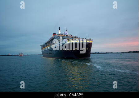 Southampton, UK. Les trois navires de croisière Cunard Queen Elizabeth, Queen Victoria et Queen Mary 2 Arriver à Southampton docks à l'aube pour les célébrations du jubilé de diamant sur le 5e juin 2012. Queen Mary 2 Crédit : Stefan Venter / Alamy Live News Banque D'Images