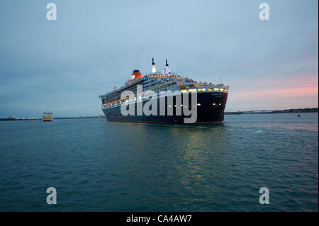 Southampton, UK. Les trois navires de croisière Cunard Queen Elizabeth, Queen Victoria et Queen Mary 2 Arriver à Southampton docks à l'aube pour les célébrations du jubilé de diamant sur le 5e juin 2012. Queen Mary 2 Crédit : Stefan Venter / Alamy Live News Banque D'Images