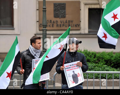 L'Initiative de l'Association pour la Syrie libre organisés à l'appui de démonstration demande d'interruption des relations diplomatiques avec le régime syrien et l'expulsion des diplomates syriens l'infront du siège du gouvernement tchèque à Prague, République tchèque le 5 juin 2012. (Photo/CTK Stanislav Peska) Banque D'Images