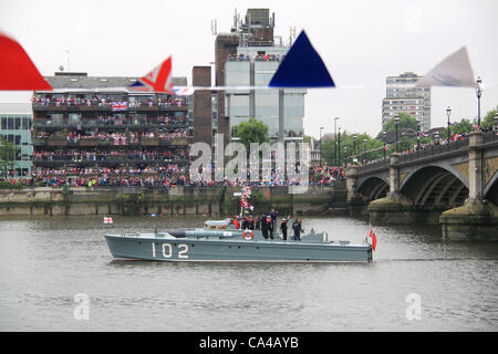 La Marine royale d'Vospers102 MTB (Motor Torpedo Boat), Thames Diamond Jubilee Pageant, 3e juin 2012, Battersea Bridge, London, UK Banque D'Images