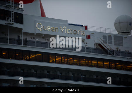 Southampton, UK. Les trois navires de croisière Cunard Queen Elizabeth, Queen Victoria et Queen Mary 2 Arriver à Southampton docks à l'aube pour les célébrations du jubilé de diamant sur le 5e juin 2012. Image montre libre de la reine Victoria. Credit : Stefan Venter / Alamy Live News Banque D'Images