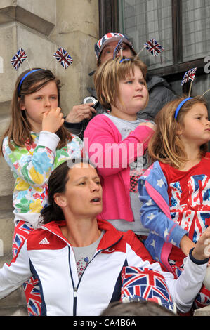 Whitehall, Londres, Royaume-Uni. 5 juin 2012. Les familles dans la foule de personnes essayent d'attraper un aperçu de la Reine. Banque D'Images