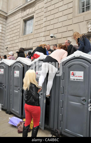 Whitehall, Londres, Royaume-Uni. 5 juin 2012. Les gens utilisent n'importe quel point de vue, ils peuvent, même sur le dessus de ces toilettes portables comme ils essaient d'attraper un aperçu de la Reine. Banque D'Images