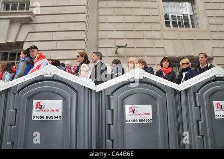 Whitehall, Londres, Royaume-Uni. 5 juin 2012. Les gens utilisent n'importe quel point de vue, ils peuvent, même sur le dessus de ces toilettes portables comme ils essaient d'attraper un aperçu de la Reine. Banque D'Images