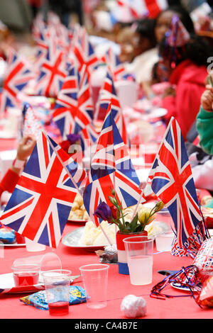 Plus de 500 personnes appréciant les vacances de banque Street Party célébrant le week-end du jubilé de diamant dans le sud de Londres, Kennington 4.Juin Banque D'Images