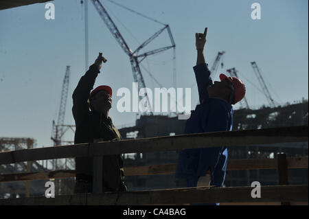 6 février 2012 - Sotchi, le territoire de Krasnodar, Russie - Février 06,2012. Sotchi,région de Krasnodar en Russie. La construction des infrastructures des Jeux Olympiques de Sotchi 2014 objets . Sur la photo : travaux de construction d'objets olympiques dans les basses terres près de Sotchi. Imeretinskaya (Crédit Image : © PhotoXpress/ZUMAPRESS.com) Banque D'Images