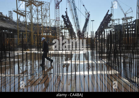 6 février 2012 - Sotchi, le territoire de Krasnodar, Russie - Février 06,2012. Sotchi,région de Krasnodar en Russie. La construction des infrastructures des Jeux Olympiques de Sotchi 2014 objets . Sur la photo : travaux de construction d'objets olympiques dans les basses terres près de Sotchi. Imeretinskaya (Crédit Image : © PhotoXpress/ZUMAPRESS.com) Banque D'Images