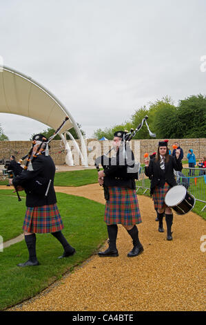 Célébrer le Jubilé de diamant à Milton Keynes UK .MK Pipe Band Banque D'Images