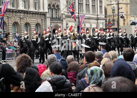 Londres, Royaume-Uni. Le 5 juin 2012. Ligne foules Parliament Street comme la cavalerie de famille passe par peu de temps après avoir quitté le palais de Westminster à l'occasion du Jubilé de diamant de la Reine. Banque D'Images