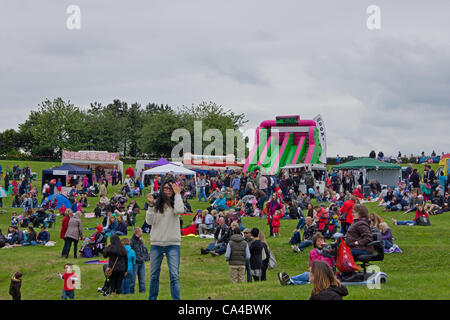 Célébrer le Jubilé de diamant à Milton Keynes UK .personnes debout sous la pluie bénéficiant Banque D'Images