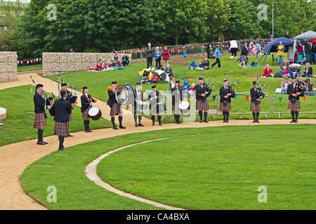 Célébrer le Jubilé de diamant à Milton Keynes UK .MK Pipe Band Banque D'Images