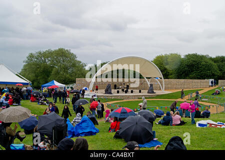 Célébrer le Jubilé de diamant à Milton Keynes UK .personnes debout sous la pluie bénéficiant Banque D'Images