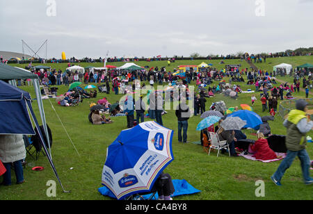 Célébrer le Jubilé de diamant à Milton Keynes UK .personnes debout sous la pluie bénéficiant Banque D'Images