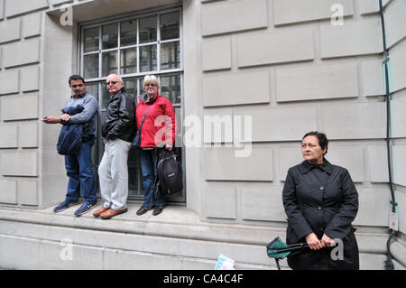 Whitehall, Londres, Royaume-Uni. 5 juin 2012. Les familles et les personnes dans la foule de personnes essayent d'attraper un aperçu de la Reine. Banque D'Images