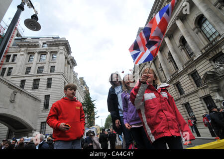 Whitehall, Londres, Royaume-Uni. 5 juin 2012. Familles où ils peuvent dans la foule de gens qui essaient d'attraper un aperçu de la Reine. Banque D'Images