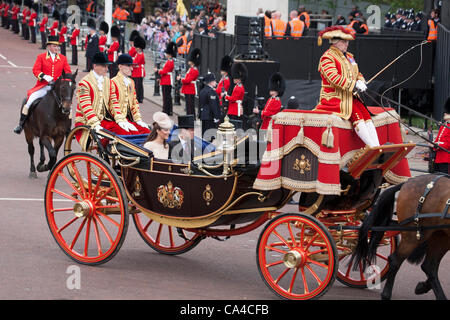 Londres, Royaume-Uni, le 05/06/2012. Le prince William et Catherine, duchesse de Cambridge, de retour au palais de Buckingham après le service d'action de grâce pour le Jubilé de diamant de la Reine Banque D'Images