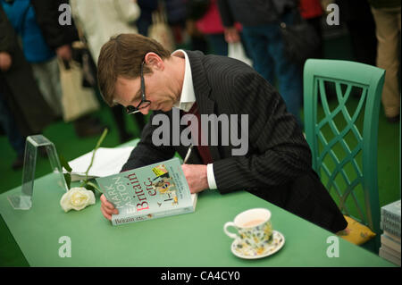 Mark Easton, Accueil Éditeur de BBC News, livre de signature au Telegraph Hay Festival 2012, Hay-on-Wye, Powys, Wales, UK. Crédit : Jeff Morgan / Alamy Live News Banque D'Images