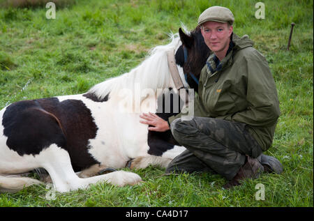 Mardi 5 juin, 2012 : Dominic Baskeyfield avec les chevaux, en route vers le fin est tombé, Sedbergh. Un voyageur participant à la foire aux chevaux annuelle Appleby, Cumbria, Royaume-Uni Banque D'Images