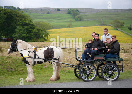 Mardi 5 juin, 2012 : Mark Piquet et de la famille, en route vers le fin est tombé, Sedbergh. Un voyageur participant à la foire aux chevaux annuelle Appleby, Cumbria, Royaume-Uni Banque D'Images